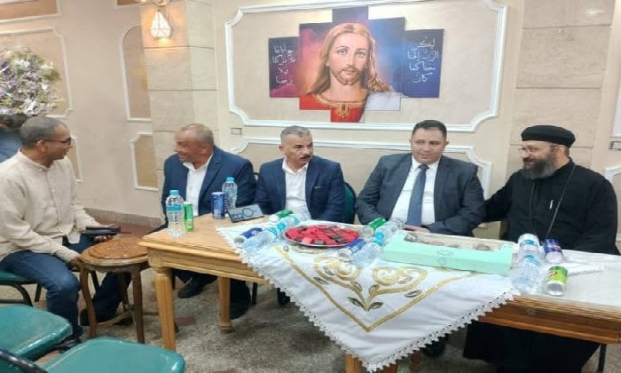 نائب محافظ القاهرة يزور كنيستَي مارمينا والعذراء بشبرا لتهنئة الأقباط بعيد القيامة المجيد وشم النسيم