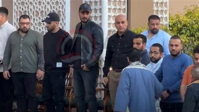 حمدي الميرغني يؤدي واجب العزاء في وفاة خاله سليمان عيد.. صور