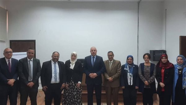 رئيس جامعة قناة السويس يشهد ختام الدورة الحادية عشرة لتأهيل عمداء الكليات