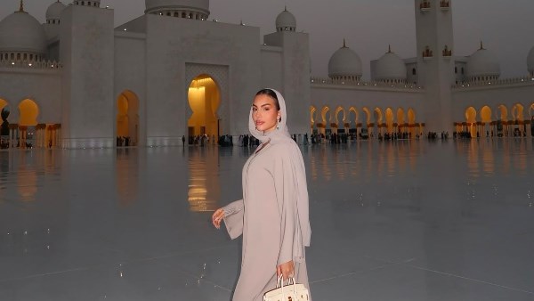 بالحجاب داخل المسجد .. أحدث ظهور لجورجينا