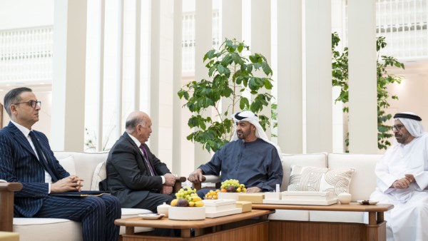 محمد بن زايد يتسلم دعوة من الرئيس العراقي لحضور القمة العربية في بغداد محمد بن زايد يتسلم دعوة من الرئيس العراقي لحضور القمة العربية في بغداد