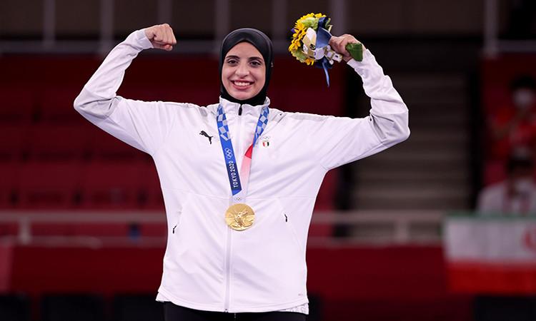 وزير الرياضة يتواصل هاتفيا مع فريال أشرف للاطمئنان على حالتها الصحية
