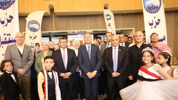 محافظ القاهرة وعدد من قيادات التعليم يشاركون بحفل إعلان الفائزين بمسابقة "أوائل الطلبة" محافظ القاهرة وعدد من قيادات التعليم يشاركون بحفل إعلان الفائزين بمسابقة "أوائل الطلبة"