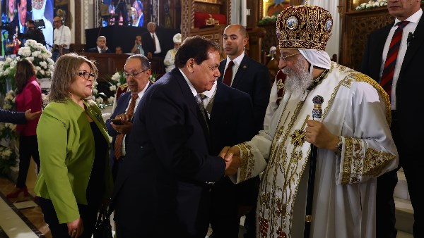 أبو العينين يقدّم التهانئ للبابا تواضروس والأقباط بمناسبة عيد الميلاد المجيد .. صور