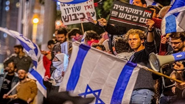 مظاهرات حاشدة في تل أبيب تطالب بصفقة للإفراج عن رهائن غــزة مظاهرات حاشدة في تل أبيب تطالب بصفقة للإفراج عن رهائن غــزة