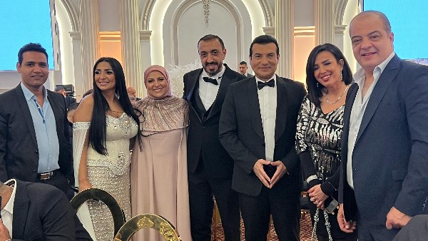 بحفل زفافها.. إيهاب توفيق يهدي ابنة الإعلامية إيمان مختار أغنية حبيبة
