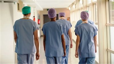 بعد تصريحات رئيس الوزاء بشأن هجرة الأطباء.. صحة النواب: نقص الأعداد أدي إلى زيادة عدد الساعات وهذا مؤشر خطير لوفاتهم