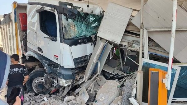 وفاة شخص وإصابة 13.. تفاصيل انقلاب ميكروباص أعلى الطريق الأوسطي