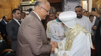 لمشاركتهم فرحتهم.. محافظ القليوبية ومدير أمن القليوبية يشهدان قداس عيد القيامة المجيد بكنيسة العذراء ببنها