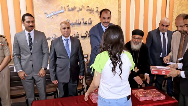 محافظ سوهاج ومدير الأمن يشاركان أطفال إحدى الجمعيات فرحتهم بعيد القيامة المجيد | صور
