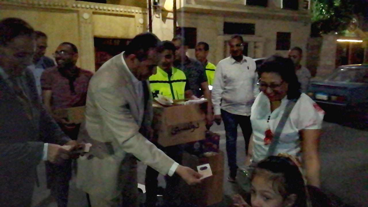 رئيس مدينة الأقصر يوزع الحلوى (2)