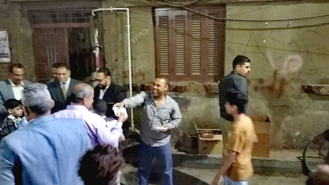 رئيس مدينة الأقصر يوزع الحلوى (8)