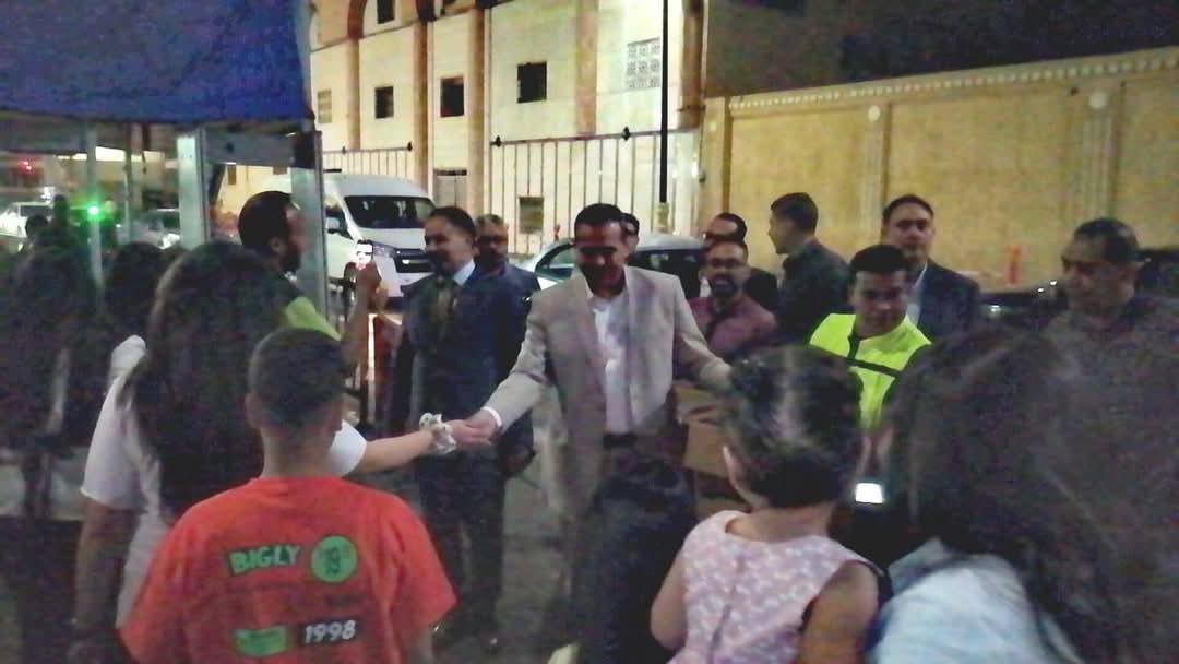 رئيس مدينة الأقصر يوزع الحلوى (11)