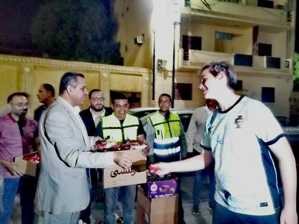 رئيس مدينة الأقصر يوزع الحلوى (16)