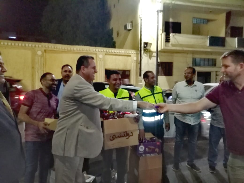 رئيس مدينة الأقصر يوزع الحلوى (24)