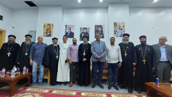 رئيس مدينتي الأقصر وإسنا يهنئان الأقباط ويوزعان الهدايا بمناسبة عيد القيامة.. صور