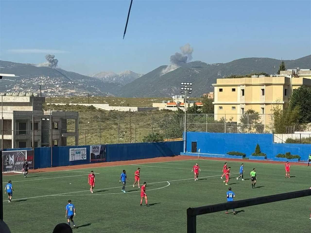 في الجنوب.. مباراة كرة قدم على وقع الغارات (فيديو)
