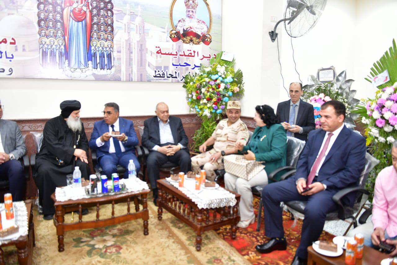 قد تكون صورة ‏‏‏‏٨‏ أشخاص‏، و‏مِنبر‏‏ و‏تحتوي على النص '‏با و ير لقد القديسة يسة ير يرحب برالمحافظ‏'‏‏
