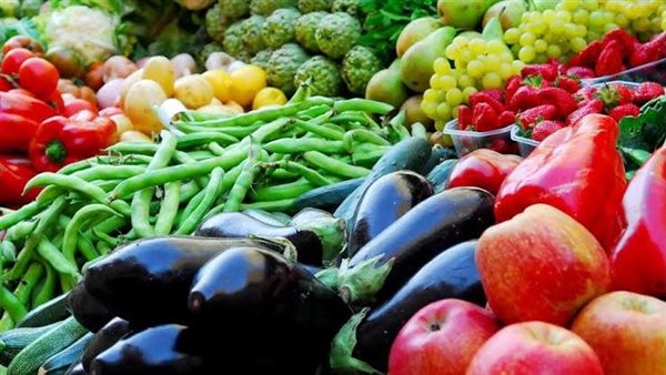 العنب وصل 200 جنيه.. أسعار الخضروات والفاكهة اليوم الإثنين 21-4-2025