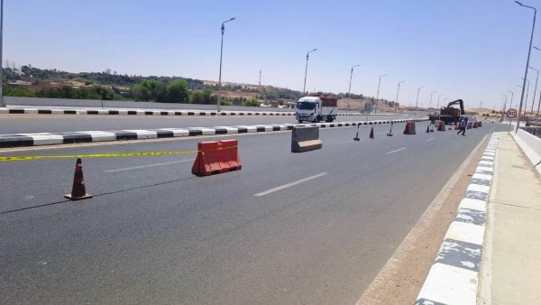 أمان وانسيابية.. تركيب الفواصل الدائمة بمحور وكوبرى بديل خزان أسوان