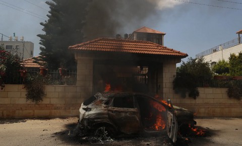 مستوطنون يهاجمون بلدة فلسطينية ويحرقون بيتا وسط الضفة الغربية