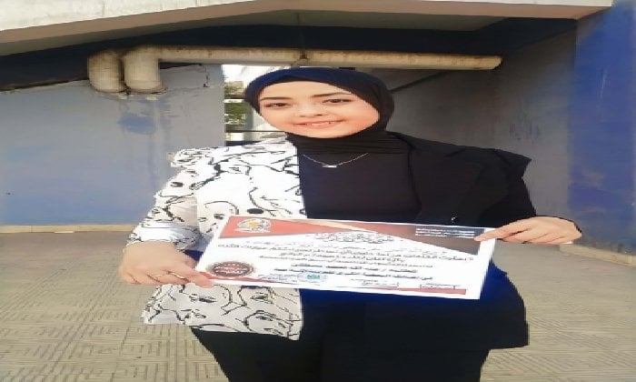 تكريم الطالبة منة الله مصطفى بجامعة أسوان لتفوقها العلمي والثقافي ومشاركاتها الرقمية المتميزة