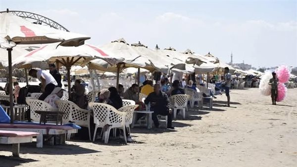 إقبال كبير من المواطنين على الشواطئ للاحتفال بأعياد الربيع ببورسعيد إقبال كبير من المواطنين على الشواطئ للاحتفال بأعياد الربيع ببورسعيد