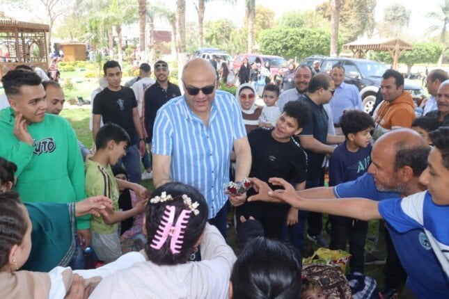 محافظ القليوبية يتفقد حدائق القناطر الخيرية ويشارك المواطنين فرحة عيد شم النسيم
