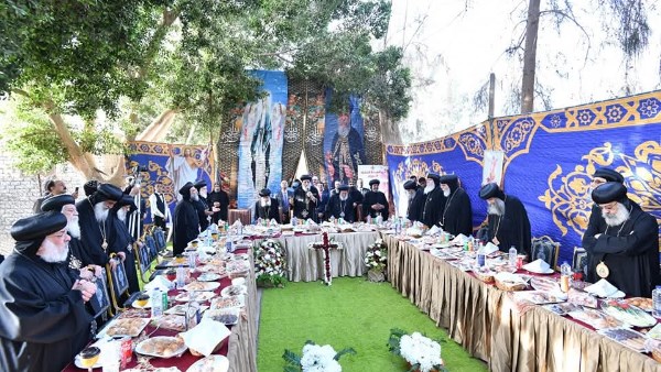البابا تواضروس يلتقي أحبار الكنيسة على مائدة إفطار شم النسيم في دير السريان