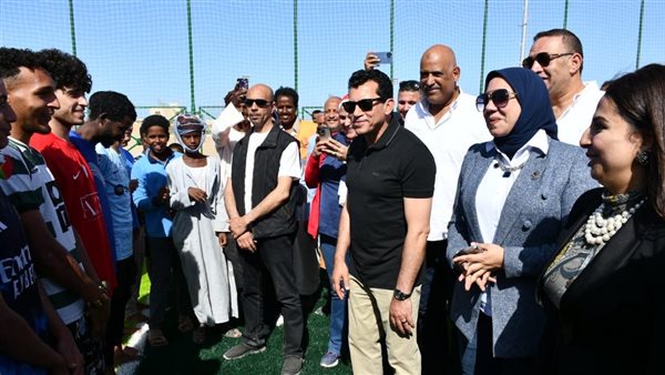 وزير الرياضة يفتتح أعمال تطوير الملعب الخماسي بمركز شباب شلاتين