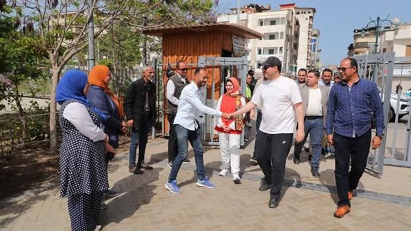 محافظ دمياط يتفقد حديقة بنت الشاطىء ويتواصل مع المواطنين
