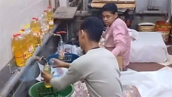 الجهات المعنية تفحص فيديو متداول عن تعبئة زيوت مستعملة الجهات المعنية تفحص فيديو متداول عن تعبئة زيوت مستعملة
