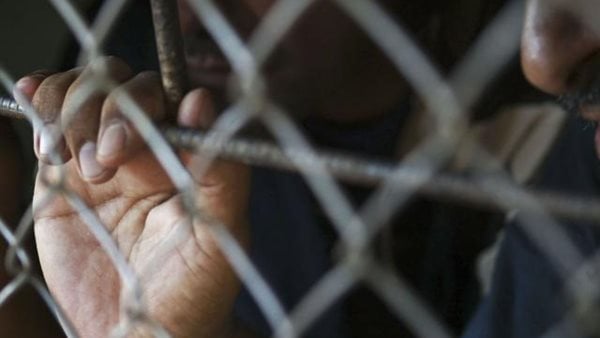 محاكمة عاطل لاتهامه بحيازة مخدرات في الجيزة