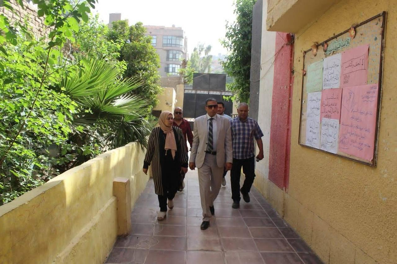 انضباط وتطوير شامل بالمدارس خلال جولة مدير تعليم الجيزة