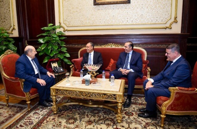 وزير الخارجية يبحث مع رئيس مجلس الشيوخ تعزيز التعاون في قضايا حقوق الإنسان