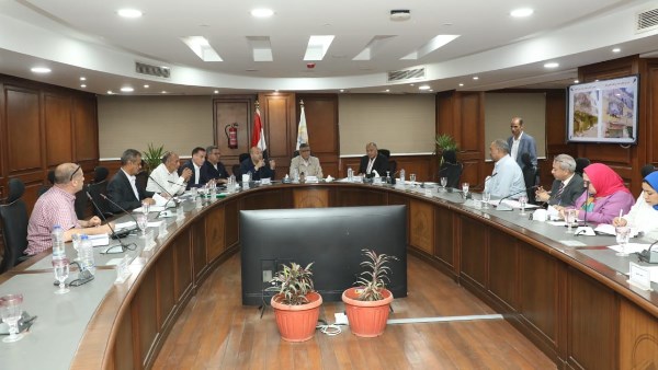 فتح شارع مغلق .. محافظ الجيزة يلتقي المواطنين لبحث مشاكلهم وطلباتهم