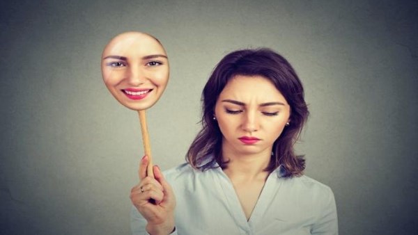 استشاري نفسي: 87% من المشاهير يعانون «متلازمة البط» رغم الابتسامة