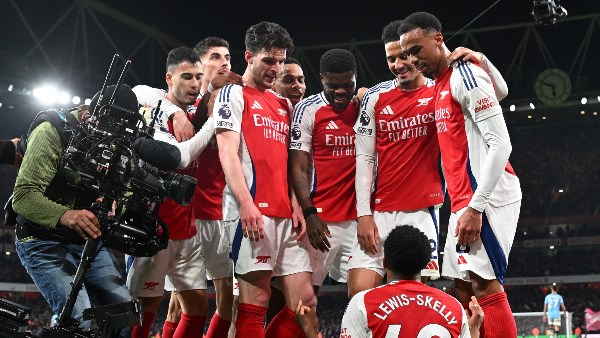 ليفربول ينتظر سقوط أرسنال أمام كريستال بالاس لحسم لقب الدوري الإنجليزي