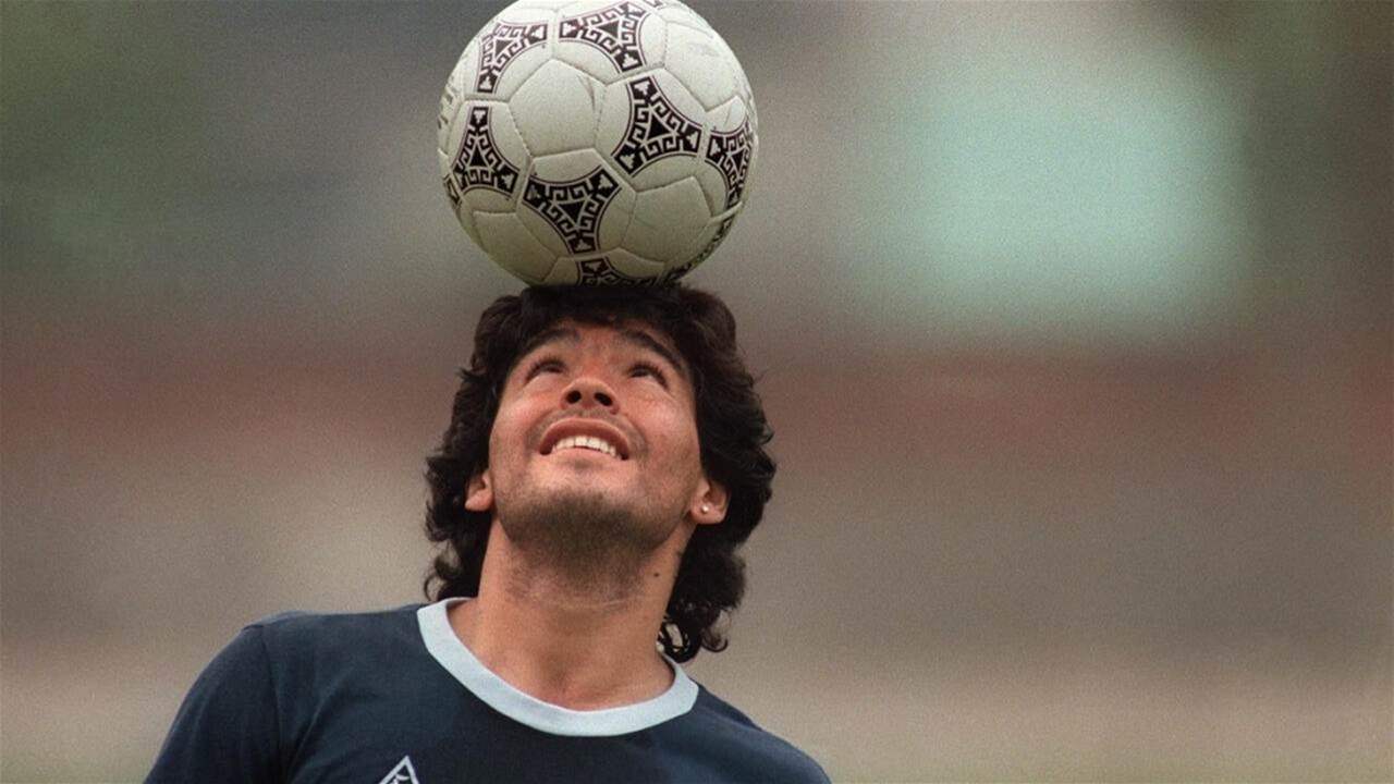 فيديو لمارادونا وهو يلعب كرة القدم على الرمال فيديو لمارادونا وهو يلعب كرة القدم على الرمال