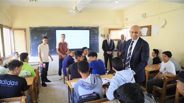 أجرى حوارًا مع الطلاب.. جولة مفاجئة لوزير التعليم بمدارس الشرقية أجرى حوارًا مع الطلاب.. جولة مفاجئة لوزير التعليم بمدارس الشرقية
