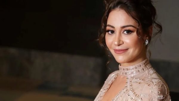 منة شلبي: "جايزة غالية قوي على قلبي" بعد تكريمها في مهرجان جمعية الفيلم
