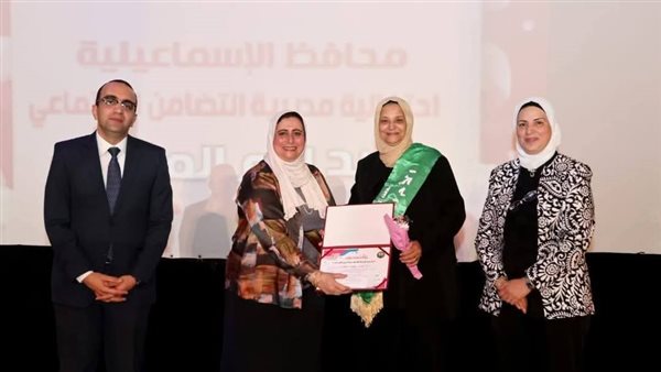 رئيس جامعة قناة السويس يهنئ الأم المثالية خلال مشاركتها في احتفالية محافظة الإسماعيلية