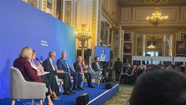 وزير البترول: نسعى لتحقيق توازن يجمع بين زيادة استخدامات الطاقة المتجددة وتقليل الانبعاثات الكربونية وزير البترول: نسعى لتحقيق توازن يجمع بين زيادة استخدامات الطاقة المتجددة وتقليل الانبعاثات الكربونية
