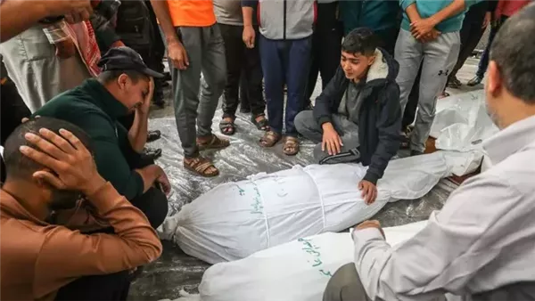 مجزرة جديدة في غزة.. الاحتلال يستهدف شققًا سكنية ويخلّف 10 شهداء في يوم دامٍ