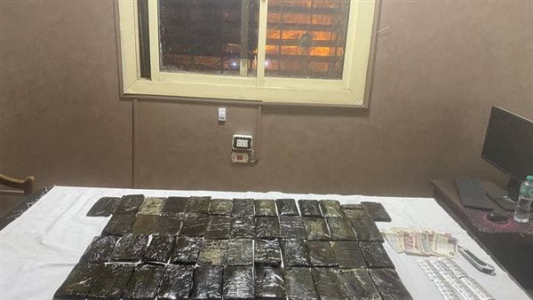 أمن القاهرة يضبط تاجر الكيف قبل ترويج كمية كبيرة لمخدر الحشيش بالمعادي أمن القاهرة يضبط تاجر الكيف قبل ترويج كمية كبيرة لمخدر الحشيش بالمعادي