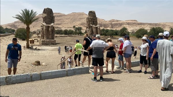 سائحون يتحدون الطقس الحار بجولات متنوعة في المناطق الأثرية بالأقصر.. صور سائحون يتحدون الطقس الحار بجولات متنوعة في المناطق الأثرية بالأقصر.. صور