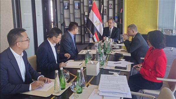وزير الاتصالات يعقد مباحثات بدبي مع مسؤولين دوليين لبحث فرص الاستثمار وزير الاتصالات يعقد مباحثات بدبي مع مسؤولين دوليين لبحث فرص الاستثمار