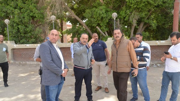 محافظ أسيوط يتفقد مدخل قرية منقباد