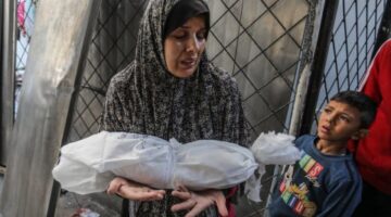 جرائم مروعة بغزة.. قنابل إسرائيل تقذف طفلا وأشلاء شقيقته لمنزل مجاور