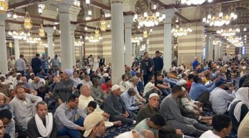 بالصور.. شعائر صلاة الجمعة من مسجد السيدة زينب